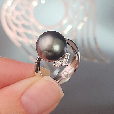 Ring with Tahitian pearl and diamonds
