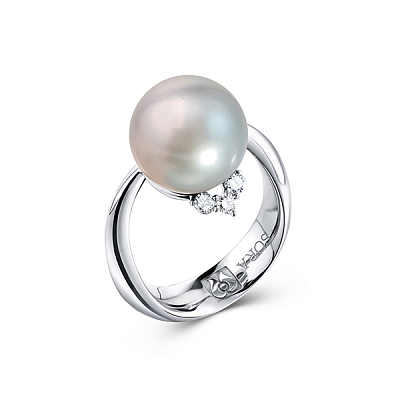 Ring with South Sea pearl and diamonds
