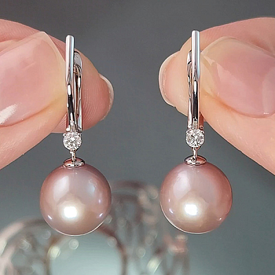 Earrings with freshwater pearls and diamonds