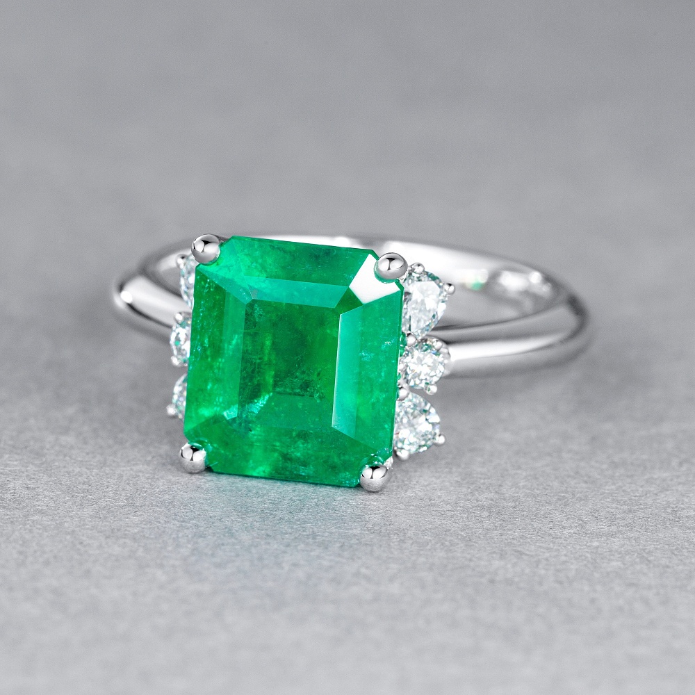 Ring with emerald and diamonds картинка 3